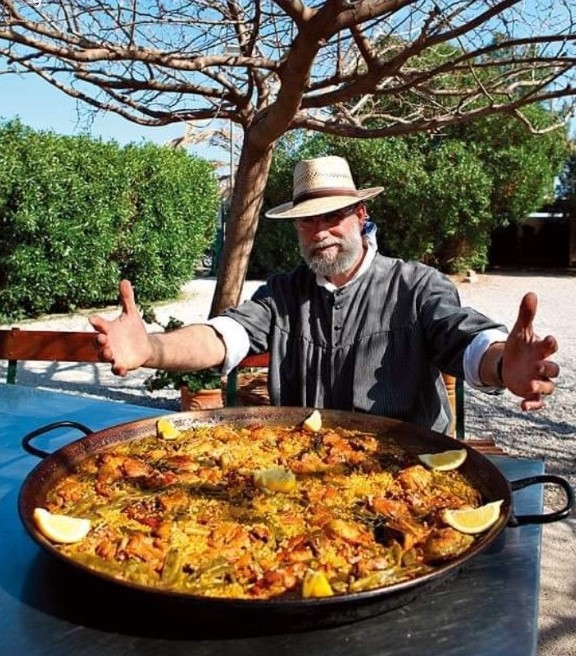hombre Toni Montoliu con paella valenciana