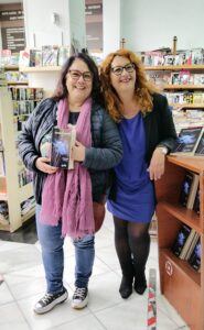 Tania Estrada y Luz Ros en la firma de libros FLORES DE ESCORIA en Librería Soriano