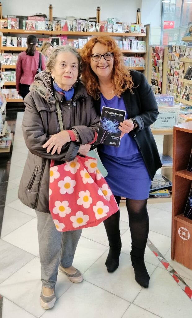 Luz Ros con Lola en la firma de libros FLORES DE ESCORIA en Librería Soriano, Valencia.